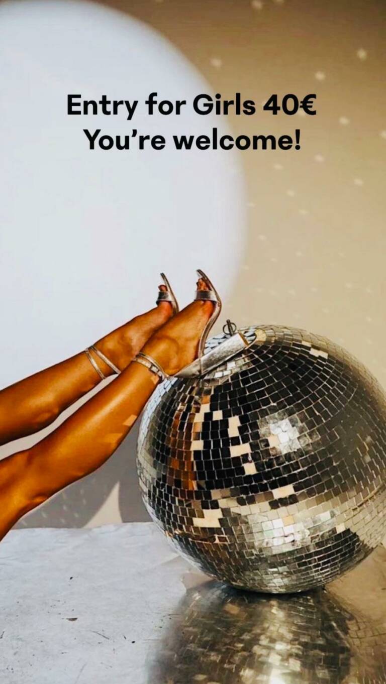 Eintritt für Frauen 40 Euro im Peaches Club – stilvolle Club-Atmosphäre mit Discokugel und High Heels.