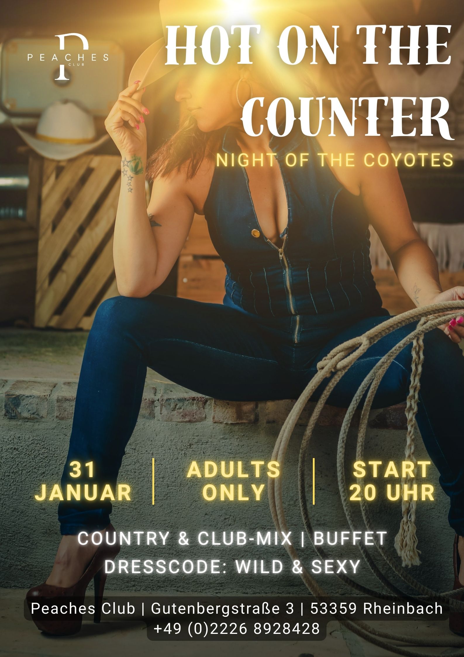 Werbeplakat für das Event „Hot on the Counter – Night of the Coyotes“. Im Zentrum steht eine Frau in einem engen, blauen Denim-Einteiler, die auf einer Steinstufe sitzt und ein Lasso hält. Sie trägt einen hellen Cowboyhut, der ihr Gesicht teilweise beschattet. Im Hintergrund sind rustikale Holzkisten und ein weiterer Hut zu sehen. Wichtige Textinformationen: Titel: Hot on the Counter – Night of the Coyotes Datum: 31. Januar Zeit: Start 20 Uhr Einlass: Adults Only Programm: Country & Club-Mix sowie Buffet Dresscode: Wild & Sexy Ort: Peaches Club, Gutenbergstraße 3, 53359 Rheinbach Kontakt: +49 (0)2226 8928428
